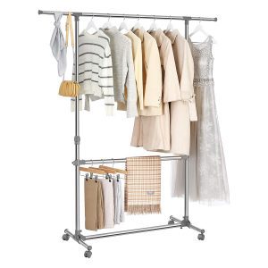 Perchero con barra ajustable y ruedas, color plata